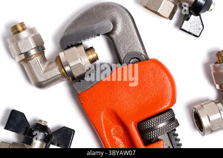 Chiave regolabile e raccordi per tubazioni isolati su sfondo bianco Foto Stock