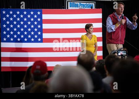 19 ottobre, Scottsdale, Arizona, USA: Il governatore della Virginia GLENN YOUNGKIN parla a sostegno del candidato governativo repubblicano dell'Arizona KARI LAKE durante una campagna elettorale a Scottsdale, Ariz., mercoledì 19 ottobre 2022. Youngkin si è recato in Arizona per promuovere la campagna di Lakeâ nel tratto finale prima delle elezioni di metà mandato di novembre. (Immagine di credito: © Alberto Mariani/ZUMA Press Wire) Foto Stock