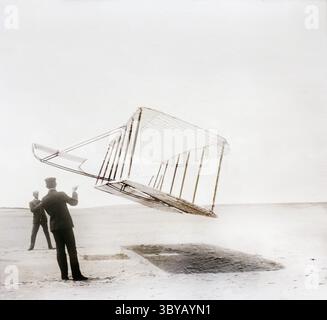 25 gennaio 2022, Kitty Hawk, Carolina del Nord, Stati Uniti: Vista laterale dell'aliante che vola come aquilone vicino a terra, Wilbur a sinistra, Orville a destra, Kitty Hawk, Carolina del Nord, USA, Wilber Wright, Orville Wright, 1901 (immagine di credito: © circa Images/Glasshouse via ZUMA Press Wire) Foto Stock