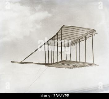 25 gennaio 2022, Kitty Hawk, Carolina del Nord, Stati Uniti: Vista laterale sinistra dell'aliante che vola come aquilone, in volo di livello, Kitty Hawk, Carolina del Nord, Stati Uniti, Wilber Wright, Orville Wright, 1900 (immagine di credito: © circa Images/Glasshouse via ZUMA Press Wire) Foto Stock