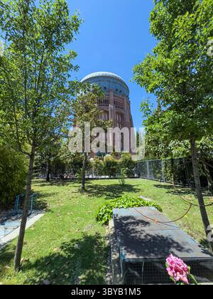 Serbatoio di acqua sopraelevata , Canal de Isabel II, compagnia idrica di Santa Engracia, Madrid, Spagna Foto Stock