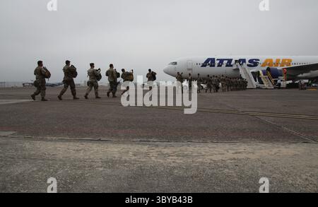 27 febbraio 2022, Savannah, GA, Stati Uniti: U.S. Army Soldiers, assegnati al 1st Armored Brigade Combat Team, 3rd Infantry Division, salgono a bordo di un aereo civile per il dispiegamento nei paesi NATO dall'Hunter Army Airfield, 27 febbraio 2022 a Savannah, Georgia. I soldati si stanno schierando nell'Europa orientale a sostegno degli alleati della NATO e scoraggiano l'aggressione russa verso l'Ucraina. (Immagine di credito: © Capt. John D. Howard Jr/U.S Army/Planet Pix via ZUMA Press Wire) Foto Stock