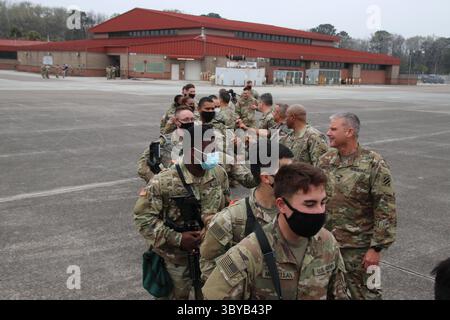 27 febbraio 2022, Savannah, GA, Stati Uniti: I soldati dell'esercito statunitense, assegnati al 1st Armored Brigade Combat Team, 3rd Infantry Division, vengono picchiati da ufficiali comandanti mentre salgono a bordo di un aereo civile per il dispiegamento nei paesi NATO dall'Hunter Army Airfield, il 27 febbraio 2022 a Savannah, Georgia. I soldati si stanno schierando nell'Europa orientale a sostegno degli alleati della NATO e scoraggiano l'aggressione russa verso l'Ucraina. (Immagine di credito: © Capt. John D. Howard Jr/U.S Army/Planet Pix via ZUMA Press Wire) Foto Stock