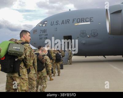 4 febbraio 2022, Fort Bragg, NC, Stati Uniti: Paracadutisti dell'esercito statunitense, con la 82nd Airborne Division, imbarcati su un aereo da trasporto C-17 Globemaster III per il dispiegamento in Polonia dall'aeroporto di Fort Bragg, 4 febbraio 2022 a Fort Bragg, Carolina del Nord. I soldati si stanno schierando nell'Europa orientale a sostegno degli alleati della NATO e scoraggiano l'aggressione russa verso l'Ucraina. (Immagine di credito: © SPC. Casey Brumbach/U.S. Army/Planet Pix tramite ZUMA Press Wire) Foto Stock
