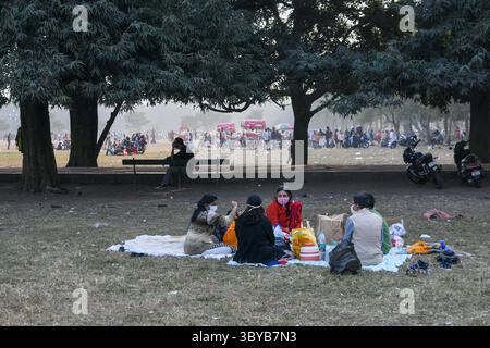 27 dicembre 2020, Kolkata, India: Una famiglia che indossa una maschera proiettiva partecipa a un picnic in un posto a Kolkata, India, il 27 dicembre 2020. (Immagine di credito: © Debarchan Chatterjee/ZUMA Press Wire) Foto Stock