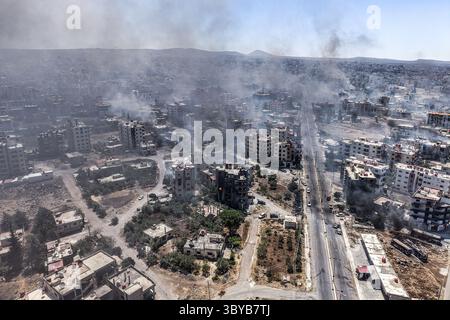 Come Suwayda, Siria. 19 luglio 2025. Una vista aerea mostra la città di AS Suwayda, con il fumo che sale dalle case in fiamme in mezzo agli scontri tra combattenti tribali e le fazioni druse locali nel sud della Siria. Paura e shock colpiscono la provincia a seguito dell'escalation di scontri isolati in uno dei più letali focolai di violenza che la regione abbia mai visto negli ultimi anni. Crediti: Moawia Atrash/dpa/Alamy Live News Foto Stock