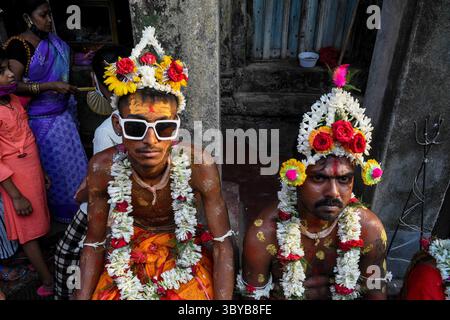 13 aprile 2021, Kolkata, Bengala Occidentale, India: Gajan sannyasi ( Santo ) durante una festa Gajan ( Un festival indù ) celebrazione a Kolkata , India , il 13 aprile 2021. (Immagine di credito: © Debarchan Chatterjee/ZUMA Press Wire) Foto Stock