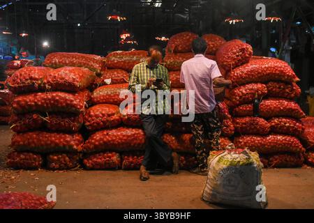12 novembre 2021, Kolkata, India: Si vedono persone davanti a borse di cipolle , all'interno di un mercato agricolo a Kolkata , India , il 12 novembre 2021. Si prevede che il PIL indiano salirà a 406 miliardi di dollari entro il 2050, mentre la terza economia asiatica salterà verso un obiettivo netto zero , secondo Observer Research Foundation. L' economia indiana è cresciuta del 8,3 % rispetto al secondo trimestre dell' anno fiscale in corso , grazie all' aumento delle vaccinazioni , alla spesa pubblica e al miglioramento dei consumi (Credit Image: © Debarchan Chatterjee/ZUMA Press Wire) Foto Stock