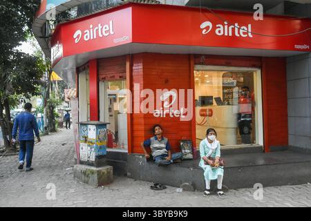 24 novembre 2021, Kolkata, India: Un negozio Airtel visto a Kolkata , India , il 24 novembre 2021 . La Bharti Airtel ha annunciato che lunedì aumenterà le tariffe prepagate fino al 25 per cento . Il gigante indiano delle telecomunicazioni ha fatto questo annuncio aggiungendo oltre 3 abbonati lakh nel trimestre di settembre (Credit Image: © Debarchan Chatterjee/ZUMA Press Wire) Foto Stock