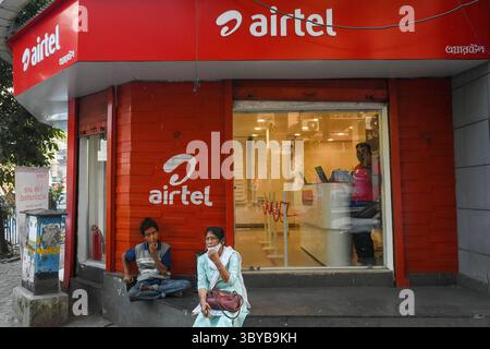 24 novembre 2021, Kolkata, India: Un negozio Airtel visto a Kolkata , India , il 24 novembre 2021 . La Bharti Airtel ha annunciato che lunedì aumenterà le tariffe prepagate fino al 25 per cento . Il gigante indiano delle telecomunicazioni ha fatto questo annuncio aggiungendo oltre 3 abbonati lakh nel trimestre di settembre (Credit Image: © Debarchan Chatterjee/ZUMA Press Wire) Foto Stock