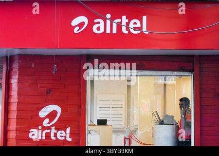 24 novembre 2021, Kolkata, India: Un negozio Airtel visto a Kolkata , India , il 24 novembre 2021 . La Bharti Airtel ha annunciato che lunedì aumenterà le tariffe prepagate fino al 25 per cento . Il gigante indiano delle telecomunicazioni ha fatto questo annuncio aggiungendo oltre 3 abbonati lakh nel trimestre di settembre (Credit Image: © Debarchan Chatterjee/ZUMA Press Wire) Foto Stock