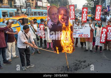 3 marzo 2022, Kolkata, India: Il gruppo di attivisti del fronte di sinistra è visto bruciare un'effigie del presidente Biden e Putin durante una manifestazione a Kolkata , India , il 3 marzo 2022 , contro l'invasione della Russia in Ucraina e la presunta morte di due studenti indiani sul suolo ucraino a causa dei bombardamenti russi. (Immagine di credito: © Debarchan Chatterjee/ZUMA Press Wire) Foto Stock