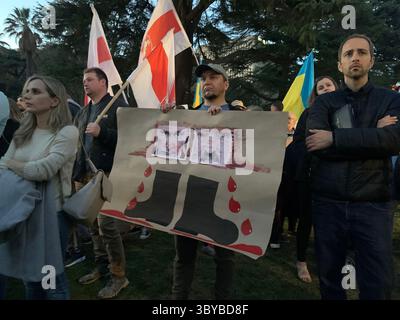 27 febbraio 2022, Sacramento, California, USA: I colori del Campidoglio della California sono stati cambiati in blu e giallo per mostrare sostegno all'Ucraina, mentre le persone si riuniscono di fronte all'edificio per protestare contro l'invasione russa dell'Ucraina. Un grande striscione giallo dice: "Dio protegga l'Ucraina". (Immagine di credito: © Andrew Silk/ZUMA Press Wire Service) Foto Stock