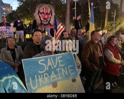 27 febbraio 2022, Sacramento, California, USA: I colori del Campidoglio della California sono stati cambiati in blu e giallo per mostrare sostegno all'Ucraina, mentre le persone si riuniscono di fronte all'edificio per protestare contro l'invasione russa dell'Ucraina. Un grande striscione giallo dice: "Dio protegga l'Ucraina". (Immagine di credito: © Andrew Silk/ZUMA Press Wire Service) Foto Stock