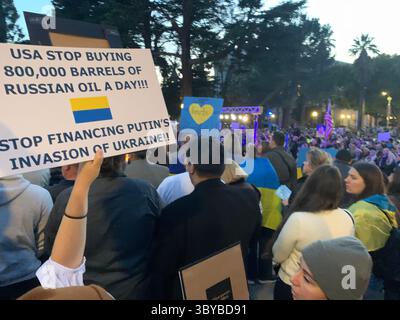 27 febbraio 2022, Sacramento, California, USA: I colori del Campidoglio della California sono stati cambiati in blu e giallo per mostrare sostegno all'Ucraina, mentre le persone si riuniscono di fronte all'edificio per protestare contro l'invasione russa dell'Ucraina. Un grande striscione giallo dice: "Dio protegga l'Ucraina". (Immagine di credito: © Andrew Silk/ZUMA Press Wire Service) Foto Stock