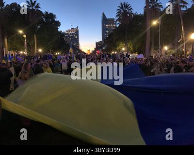 27 febbraio 2022, Sacramento, California, USA: I colori del Campidoglio della California sono stati cambiati in blu e giallo per mostrare sostegno all'Ucraina, mentre le persone si riuniscono di fronte all'edificio per protestare contro l'invasione russa dell'Ucraina. Un grande striscione giallo dice: "Dio protegga l'Ucraina". (Immagine di credito: © Andrew Silk/ZUMA Press Wire Service) Foto Stock