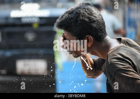 29 aprile 2022, Kolkata, India: Si vede un uomo spruzzare acqua sulla faccia per fuggire dal grave wav di calore a Kolkata, India, il 29 aprile 2022. Il dipartimento meteorologico indiano (IMD) ha emesso un allarme per le onde di calore in ben 15 stati, dato che la temperatura supera i 42 gradi Celsius in molte parti del paese. (Immagine di credito: © Debarchan Chatterjee/ZUMA Press Wire) Foto Stock