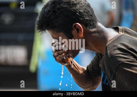 29 aprile 2022, Kolkata, India: Si vede un uomo spruzzare acqua sulla faccia per fuggire dal grave wav di calore a Kolkata, India, il 29 aprile 2022. Il dipartimento meteorologico indiano (IMD) ha emesso un allarme per le onde di calore in ben 15 stati, dato che la temperatura supera i 42 gradi Celsius in molte parti del paese. (Immagine di credito: © Debarchan Chatterjee/ZUMA Press Wire) Foto Stock