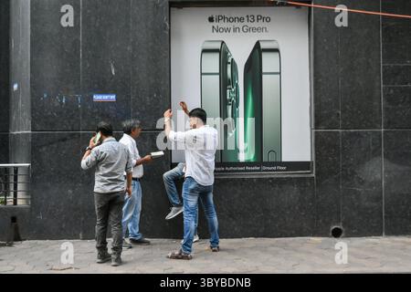 27 maggio 2022, Kolkata, India: Una pubblicità per iPhone vista fuori da un negozio a Kolkata , India , il 27 maggio 2022 . Apple ha deciso di spostare la sua unità di produzione di iPhone e altri in India dalla Cina secondo i rapporti dei media. (Immagine di credito: © Debarchan Chatterjee/ZUMA Press Wire) Foto Stock