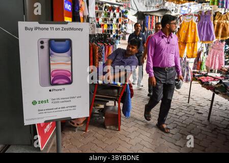 27 maggio 2022, Kolkata, India: Una pubblicità per iPhone vista fuori da un negozio a Kolkata , India , il 27 maggio 2022 . Apple ha deciso di spostare la sua unità di produzione di iPhone e altri in India dalla Cina secondo i rapporti dei media. (Immagine di credito: © Debarchan Chatterjee/ZUMA Press Wire) Foto Stock