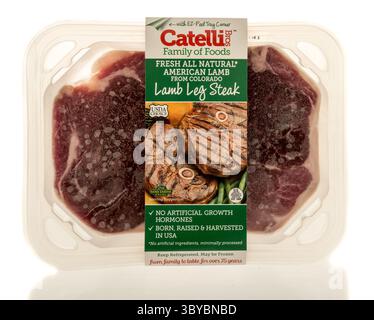 Winneconne, WI - 4 luglio 2025: Un pacchetto di costolette di agnello Catelli Bros su sfondo isolato. Foto Stock
