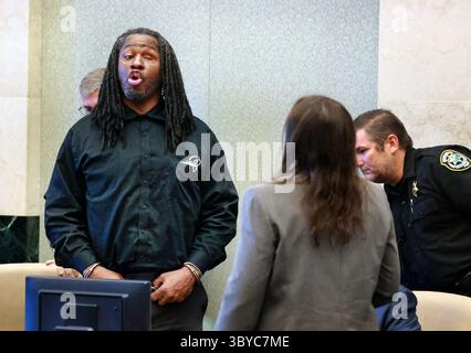 8 dicembre 2021, Orlando, FL, USA: I deputati rimuovono l'imputato Markeith Loyd dall'aula di tribunale durante un'esplosione nel tribunale del circuito di Orange a Orlando, Florida, nel 2021, dopo aver sentito il verdetto della giuria secondo cui sarebbe dovuto essere condannato a morte per l'omicidio della polizia di Orlando, il tenente Debra Clayton nel 2017. (Immagine di credito: © Joe Burbank/Orlando Sentinel/TNS tramite ZUMA Press Wire) Foto Stock