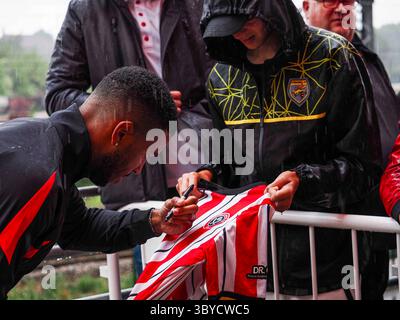 Rotherham, Regno Unito . 19 luglio 2025. Nella foto da sinistra a destra, Tyrese Campbell dello Sheffield United firma una maglia dei giocatori all'arrivo prima che il Rotherham United vs Sheffield United - Club Friendly al New York Stadium. Crediti: Freddie Yeo/Alamy Live News Foto Stock