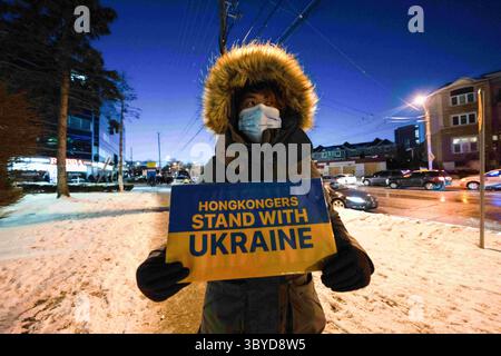 25 febbraio 2022, Toronto, Canada: Un manifestante che tiene in piedi uno stand di Ã¬Hongkongers con il cartello UkraineÃ® durante una manifestazione contro l'invasione russa dell'Ucraina. Il Congresso ucraino canadese (filiale di Toronto) ha organizzato uno stand Ã¬con il raduno di emergenza UkraineÃ® presso il Consolato ucraino a Toronto. (Immagine di credito: © Katherine Cheng/SOPA Images via ZUMA Press Wire) Foto Stock
