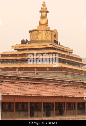 2 febbraio 2012, XIAHE, PROVINCIA DI GANSU, CINA: I nomadi e i pellegrini tibetani girano le ruote della preghiera e pregano presso il monastero di Labrang, il più grande monastero tibetano fuori Lhasa, prima del Festival tibetano di Monlam a Xiahe, provincia di Gansu sull'altopiano tibetano, 2 febbraio 2012. Decine di migliaia di tibetani celebrano il nuovo anno tibetano giungendo in questa città e nel suo monastero di Labrang, la cui separazione dalla regione autonoma tibetana fornisce una misura di protezione dai tentativi cinesi Han di regolare la loro cultura. (Immagine di credito: © Stephen Shaver/ZUMA Press Wire) Foto Stock