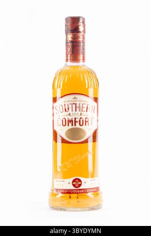 Uno shot in studio di una bottiglia di liquore al whisky Southern comfort su sfondo bianco. Foto Stock