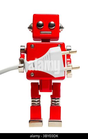 Foto isolata del robot giocattolo rosso che regge la spina elettrica euro su sfondo bianco. Foto Stock