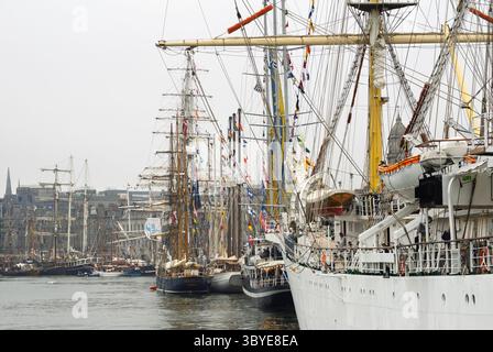 Aberdeen, Scozia - 19 luglio 2025: Navi d'alto livello ormeggiate al porto di Aberdeen durante le Tall Ships Races 2025 Foto Stock