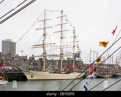Aberdeen, Scozia - 19 luglio 2025: Navi d'alto livello ormeggiate al porto di Aberdeen durante le Tall Ships Races 2025 Foto Stock