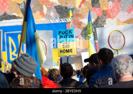 5 marzo 2022, Seattle, Washington, USA: I sostenitori si riuniscono al municipio di Seattle per una manifestazione e una marcia contro l'invasione russa dell'Ucraina a Seattle sabato 5 marzo 2022. Centinaia hanno partecipato alla marcia â œUkrainian e al Rally di Seattle contro la Russia warÂ evento organizzato dall'Associazione Ucraina dello Stato di Washington. (Immagine di credito: © Paul Christian Gordon/ZUMA Press Wire) Foto Stock