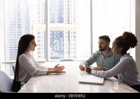 Il richiedente risponde alle domande sedute al tavolo di fronte ai selezionatori Foto Stock