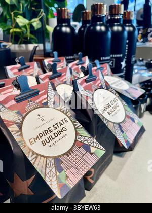 Starbucks Reserve è una caffetteria a tre piani/ristorante/negozio di articoli da regalo che opera nell'Empire State Building, 2025, New York City, USA Foto Stock