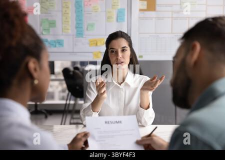 La ricercatrice di lavoro ispanica risponde alle domande durante il colloquio Foto Stock