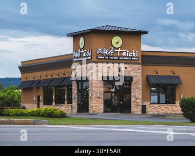 Utica, NY - 9 luglio 2025: Vista serale del Taichi Bubble Tea, è una catena di ristoranti nota per il suo tè bollicine, le ciotole di poke e il ramen Foto Stock