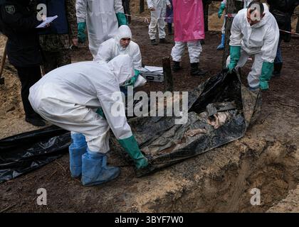23 settembre 2022, Izium, Ucraina: I lavoratori forensi esumano più di 430 vittime di guerra e le mettono in sacchi corpo come polizia Ucraina e squadre di crimini di guerra con la Procura regionale di Charkiv continuano l'esumazione di tombe non marcate a Izium, liberate il 10 settembre dopo più di cinque mesi sotto l'occupazione russa. (Immagine di credito: © Byron Smith/ZUMA Press Wire) Foto Stock