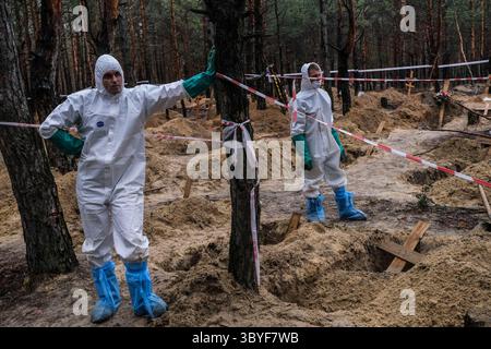 23 settembre 2022, Izium, Ucraina: I lavoratori forensi fanno una pausa mentre esprimono più di 430 vittime di guerra e le mettono in sacchi di corpo mentre la polizia Ucraina e le squadre per i crimini di guerra con la Procura regionale di Charkiv continuano l'esumazione di tombe non marcate a Izium. (Immagine di credito: © Byron Smith/ZUMA Press Wire) Foto Stock