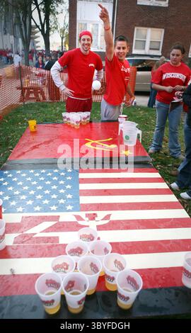 6 ottobre 2006 - Stati Uniti - Un gruppo gioca una partita di beer pong sul prato di una confraternita vicino all'Università del Wisconsin-Madison prima di una partita recente del Wisconsin-Northwestern. (Immagine di credito: © Joe Koshellek/Milwaukee Journal Sentinel via ZUMA Press Wire) Foto Stock