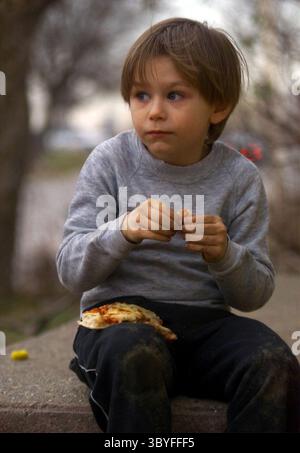 29 febbraio 2000 - Stati Uniti - KRT US NEWS STORY SLUGGED: SCHOOLSHOOTING KRT FOTOGRAFIA DI RICHARD LEE/DETROIT FREE PRESS (KRT138) MOUNT MORRIS TOWNSHIP, MICHIGAN febbraio 29 - Brandon Barnefske, 6 anni, stuzzichini su una pizza nella sua casa di Mount Morris Township. Barnefske era nella classe quando un bambino di sei anni sparò e uccise un altro primo grado alla Buell Elementary School di Mount Morris Township, Michigan, martedì 29 febbraio 2000. (KRT) PL KD BL 2000 (Vert) (lde) (immagine di credito: © Detroit Free Press via ZUMA Press Wire) Foto Stock