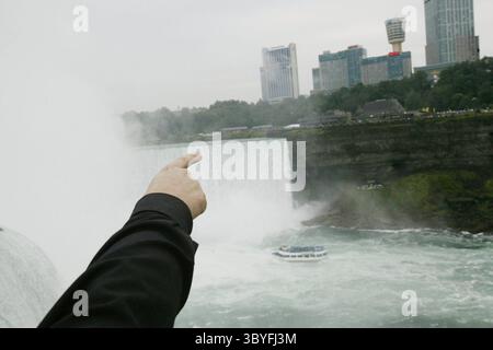 13 agosto 2004 - U.S. - KRT LIFESTYLE STORY SLUGGED: NIAGARAJUMPER KRT PHOTOGRAPH BY CHIP SOMODEVILLA/DETROIT FREE PRESS (agosto 30) Kirk Jones di Canton, Michigan, indica il punto in cui saltò dalla ringhiera lungo il fiume Niagara in Ontario, Canada, nell'ottobre 2003, diventando il primo umano a sopravvivere alla caduta di 300 piedi sopra Horseshoe Falls con nient'altro che i vestiti sulla schiena. (nk) 2004 (immagine di credito: © Chip Somodevilla/Detroit Free Press via ZUMA Press Wire) Foto Stock