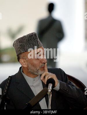 27 settembre 2004 - Stati Uniti - KRT WORLD NEWS STORY SLUGGED: AFGHANISTAN-ELECTIONS KRT FOTOGRAFIA DI DAVID P. GILKEY/DETROIT FREE PRESS (settembre 27) KABUL, AFGHANISTAN -- il presidente afghano Hamid Karzai gesta ai suoi ospiti all'interno del palazzo presidenziale di Kabul, Afghanistan, lunedì 27 settembre 2004, mentre incontrava i leader tribali delle zone di confine e del sud del paese. Le elezioni presidenziali si terranno il 9 ottobre, con circa 10 milioni di persone che votano per uno dei 18 candidati che si candidano per la carica. (nk) 2004 (immagine di credito: © David P. Gilkey/Detroit Free Press Foto Stock