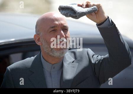 28 settembre 2004 - Stati Uniti - KRT WORLD NEWS STAND ALONE PHOTO: AFGHAN-WOMENSDORM KRT PHOTOGRAPH BY DAVID P. GILKEY/DETROIT FREE PRESS (settembre 29) il presidente afgano Hamid Karzai gesta ai suoi ospiti al di fuori del dormitorio nazionale delle donne dopo l'apertura ufficiale della struttura a Kabul, Afghanistan, 28 settembre 2004. Il dormitorio nazionale delle donne fornirà alloggi adatti a circa 1.100 studentesse in modo che possano partecipare a programmi di istruzione a Kabul. (lde) 2004 (immagine di credito: © David P. Gilkey/Detroit Free Press via ZUMA Press Wire) Foto Stock