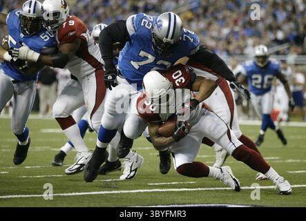 13 novembre 2005 - U.S. - KRT SPORTS STORY SLUGGED: FBN-CARDINALS-LIONS KRT FOTOGRAFIA DI JULIAN H. GONZALEZ/DETROIT FREE PRESS (13 novembre) DETROIT, mi -- il defensive tackle dei Detroit Lions Dan Wilkinson (72) avvolge il fullback degli Arizona Cardinals Obafemi Ayanbadejo (30) per una safety nel primo quarto. I Lions sconfissero i Cardinals, 29-21, al Ford Field di Detroit, Michigan, domenica 13 novembre 2005. (cdm) 2005 (immagine di credito: © Julian H. Gonzalez/Detroit Free Press via ZUMA Press Wire) Foto Stock