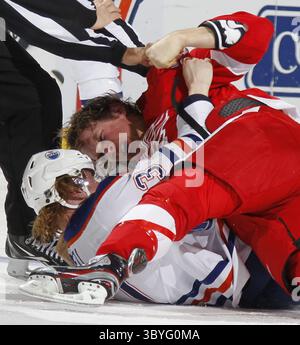 11 novembre 2011 - Detroit, mi, Stati Uniti - Justin Abdelkader dei Detroit Red Wings, TOP, e Lennart Petrell degli Edmonton Oilers durante un secondo incontro alla Joe Louis Arena di Detroit, Michigan, venerdì 11 novembre 2011. (Immagine di credito: © Julian H. Gonzalez/Detroit Free Press via ZUMA Press Wire) Foto Stock