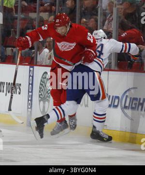 11 novembre 2011 - Detroit, mi, Stati Uniti - Brad Stuart dei Detroit Red Wings mette un duro controllo su Corey Potter degli Edmonton Oilers, giusto, nel primo periodo alla Joe Louis Arena di Detroit, Michigan, venerdì 11 novembre 2011. (Immagine di credito: © Julian H. Gonzalez/Detroit Free Press via ZUMA Press Wire) Foto Stock