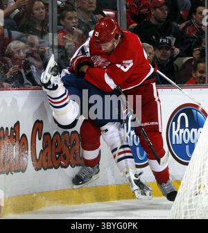 11 novembre 2011 - Detroit, mi, USA - Brad Stuart dei Detroit Red Wings, giusto, mette Ryan Smyth degli Edmonton Oilers nel tabellone dietro il gol dei Wings nel secondo periodo alla Joe Louis Arena di Detroit, Michigan, venerdì 11 novembre 2011. (Immagine di credito: © Julian H. Gonzalez/Detroit Free Press via ZUMA Press Wire) Foto Stock