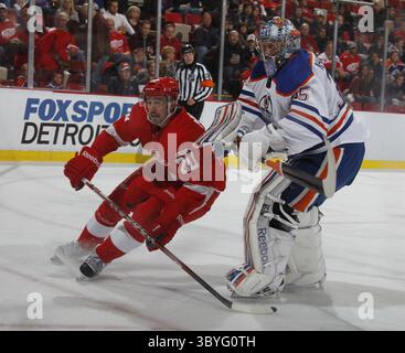 11 novembre 2011 - Detroit, mi, USA - Drew Miller dei Detroit Red Wings pattina intorno al portiere degli Edmonton Oilers Nikolai Khabibulin cercando di arrivare a un puck dietro la rete nel primo periodo alla Joe Louis Arena di Detroit, Michigan, venerdì 11 novembre 2011. (Immagine di credito: © Julian H. Gonzalez/Detroit Free Press via ZUMA Press Wire) Foto Stock